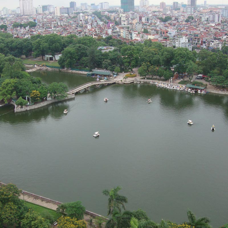 Visiting Thu Le Park when traveling to Hanoi